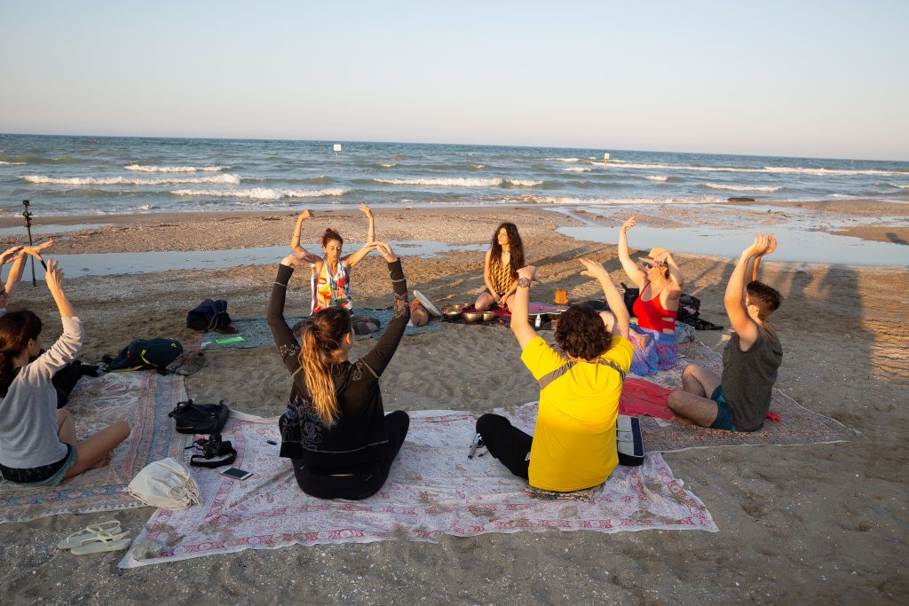 Yoga sulla spiaggia e benessere a Rimini - Romagna Welcome